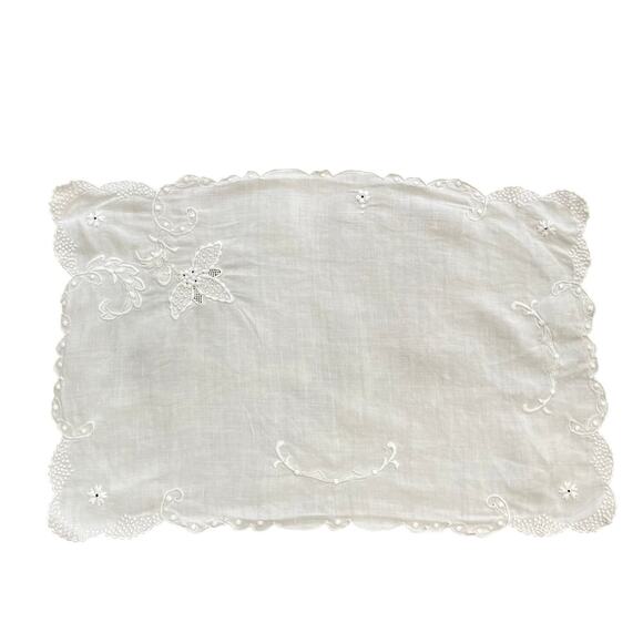 Vintage Cotton White Embroidered Placemats, Floral, Set of 4 - Picture 1 of 7